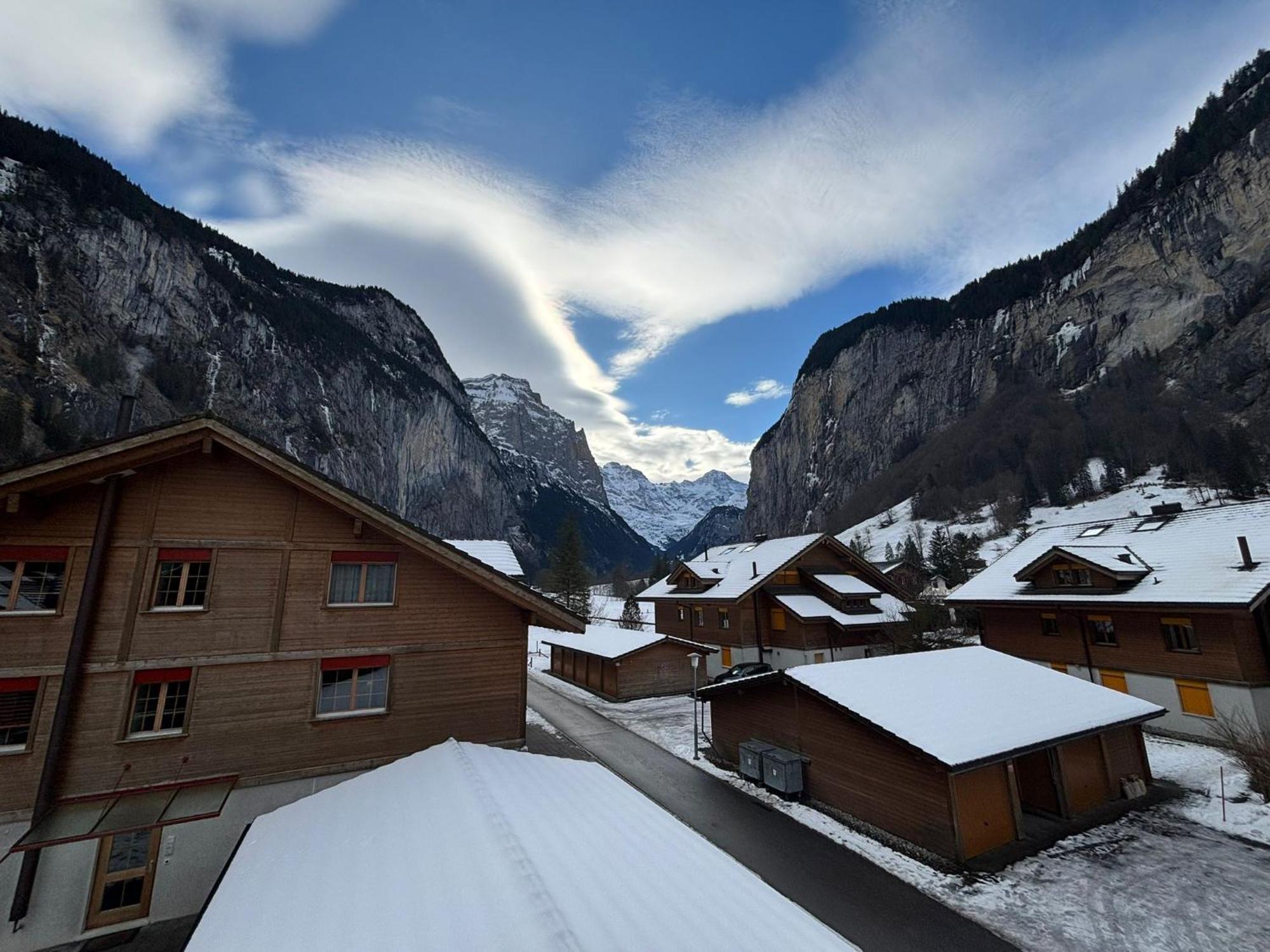 Charming Penthouse Lägenhet Lauterbrunnen Exteriör bild